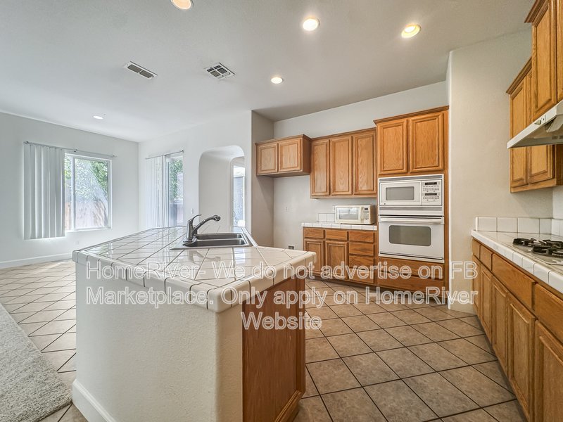 Fridge Included | Close to Downtown | Pet Friendly property image